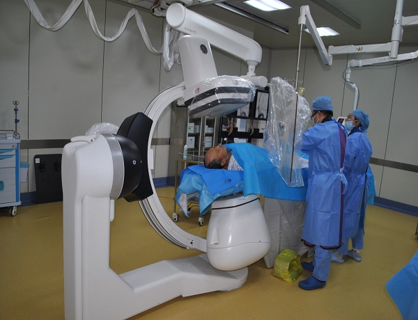 正在為病人做治療的美國GE IGS-530智能血管造影機(jī).JPG