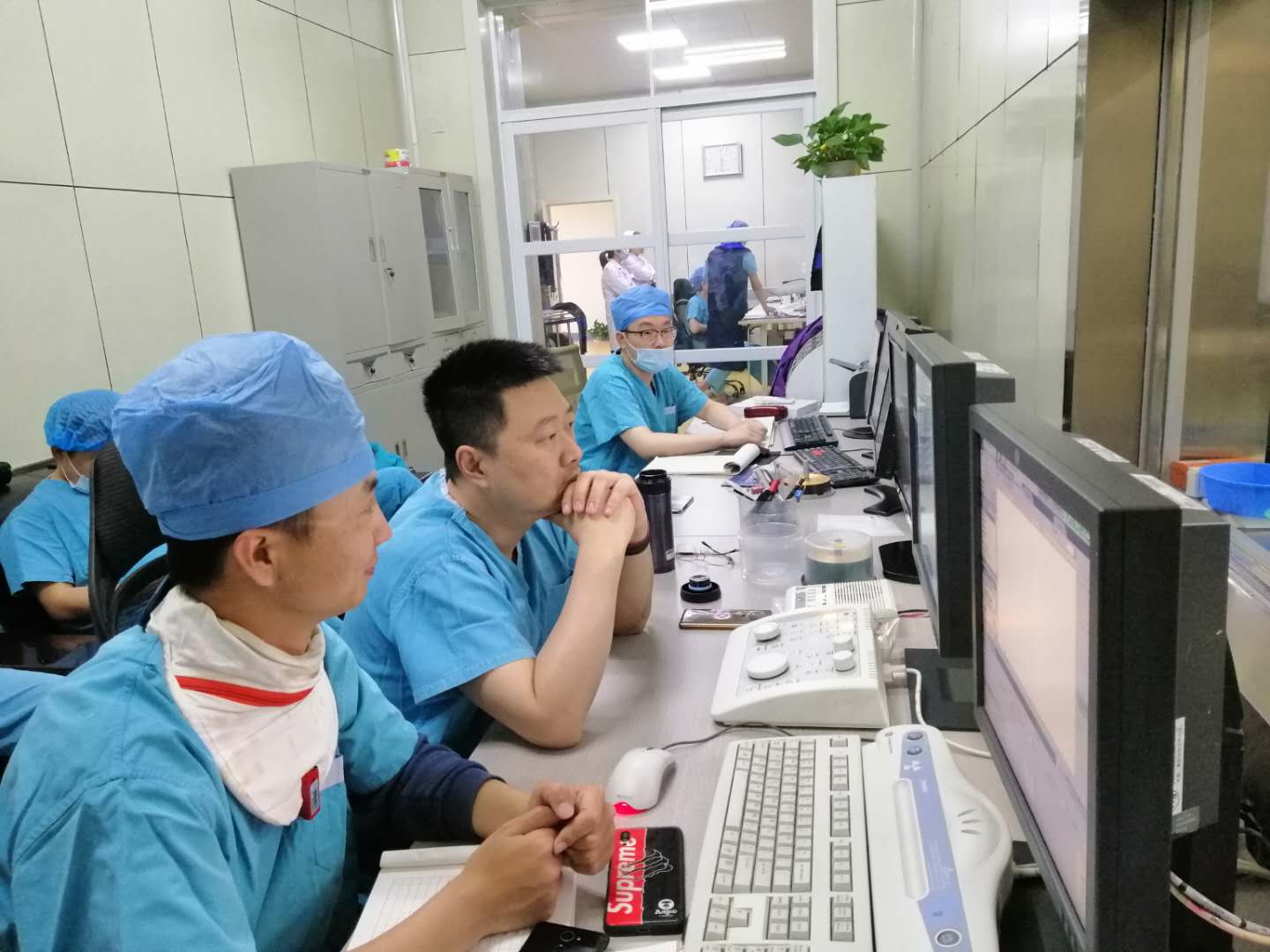 何教授(中)在主持手術(shù).jpg 何教授(中)在主持手術(shù).jpg