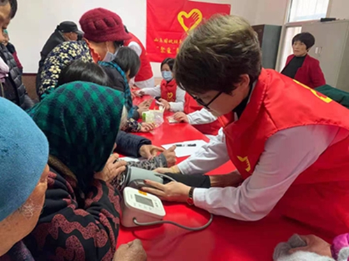 青年志愿者在社區(qū)義診.jpg