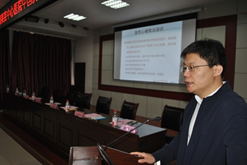 李傳保教授作學(xué)術(shù)報告.jpg