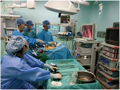 王主任手術(shù)中.jpg