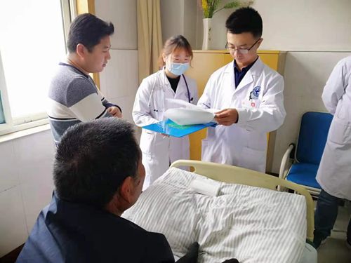 楊博在與病人交流_副本.jpg 楊博在與病人交流_副本.jpg