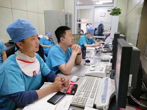 楊博與北京專家在介入治療室_副本.jpg 楊博與北京專家在介入治療室_副本.jpg