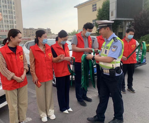 濟(jì)南交警為志愿者發(fā)放綠絲帶.jpg 濟(jì)南交警為志愿者發(fā)放綠絲帶.jpg