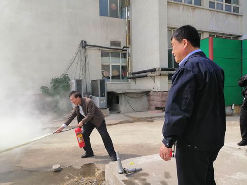滅火器實(shí)際操作演練_副本.jpg