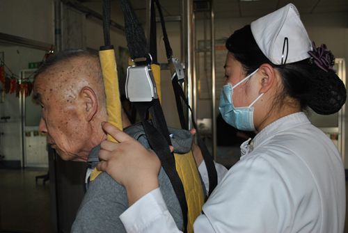 專業(yè)護(hù)師正在輔助患者康復(fù)_副本.jpg