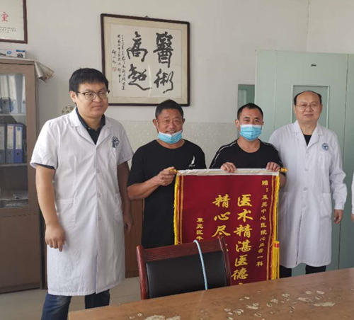 患者家屬為該院胸痛中心心內(nèi)一科送上錦旗_副本.png