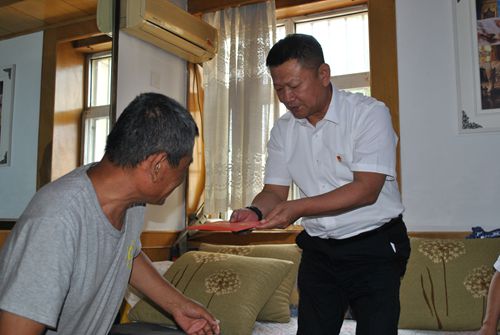 山東國欣頤養(yǎng)集團(tuán)黨委書記、董事長周峰向困難黨員送上慰問金_副本.jpg