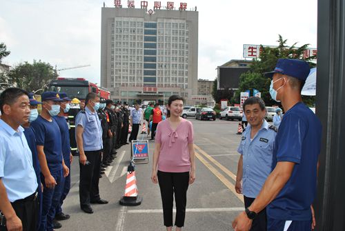 院領(lǐng)導(dǎo)向消防官兵的指導(dǎo)表示感謝_副本.jpg