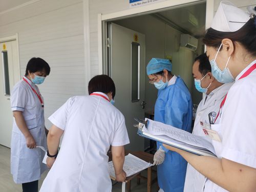 20210810王院長在方艙_副本.jpg 20210810王院長在方艙_副本.jpg