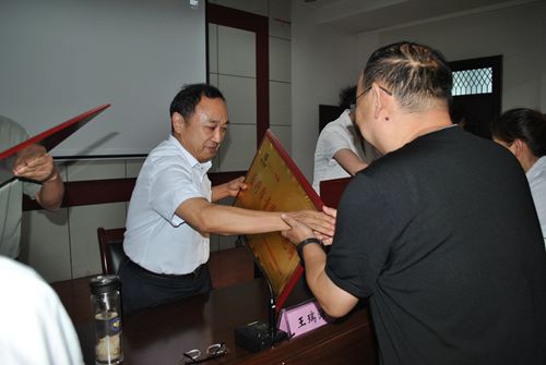 王院長為先進(jìn)集體頒發(fā)獎(jiǎng)牌_副本.jpg