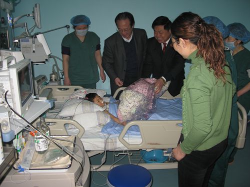 12年前，醫(yī)院領(lǐng)導(dǎo)、專家看望術(shù)后康復(fù)中小志豪_副本.jpg
