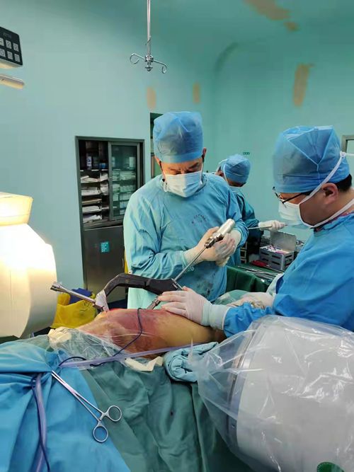 唐主任手術(shù)團(tuán)隊(duì)在為患者治療_副本.jpg